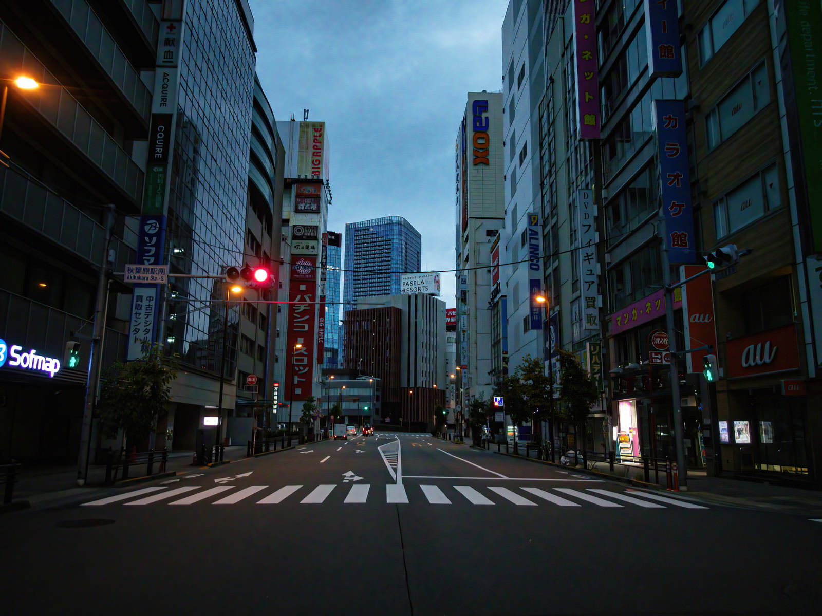 夕暮れ時の秋葉原駅南にある横断歩道と両側のビル群