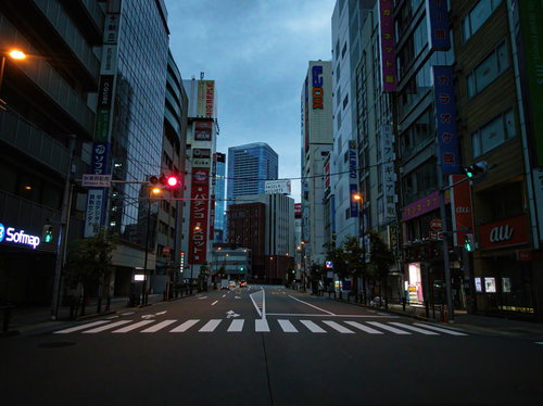 秋葉原駅南の横断歩道で赤信号に停止する行き交う人々