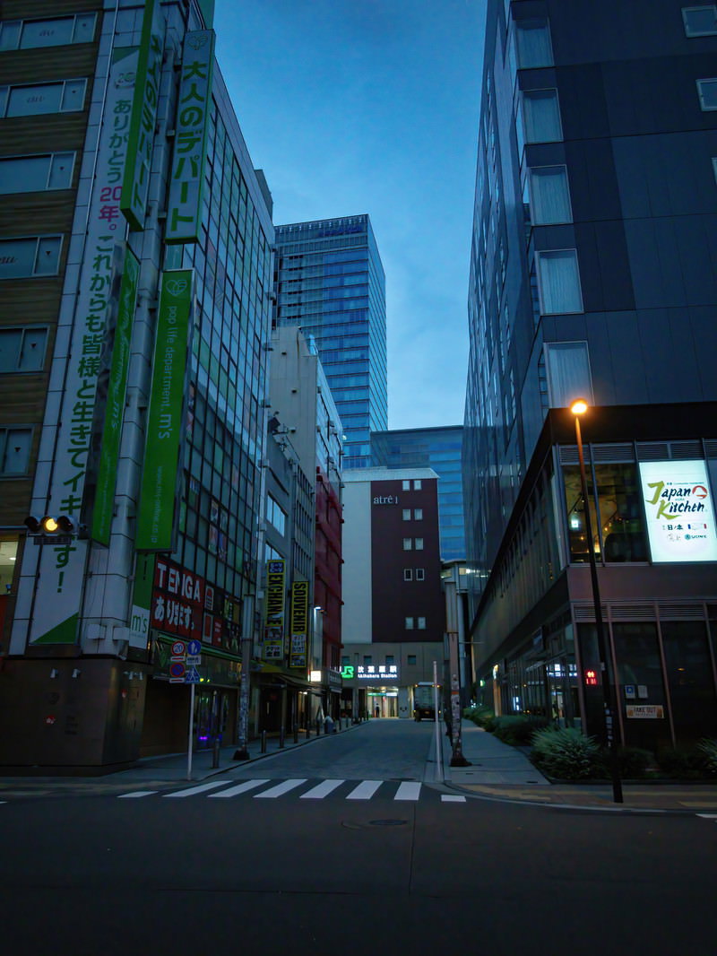 夜の秋葉原駅前の路地、両側にビルが立ち並ぶ都市の街並み