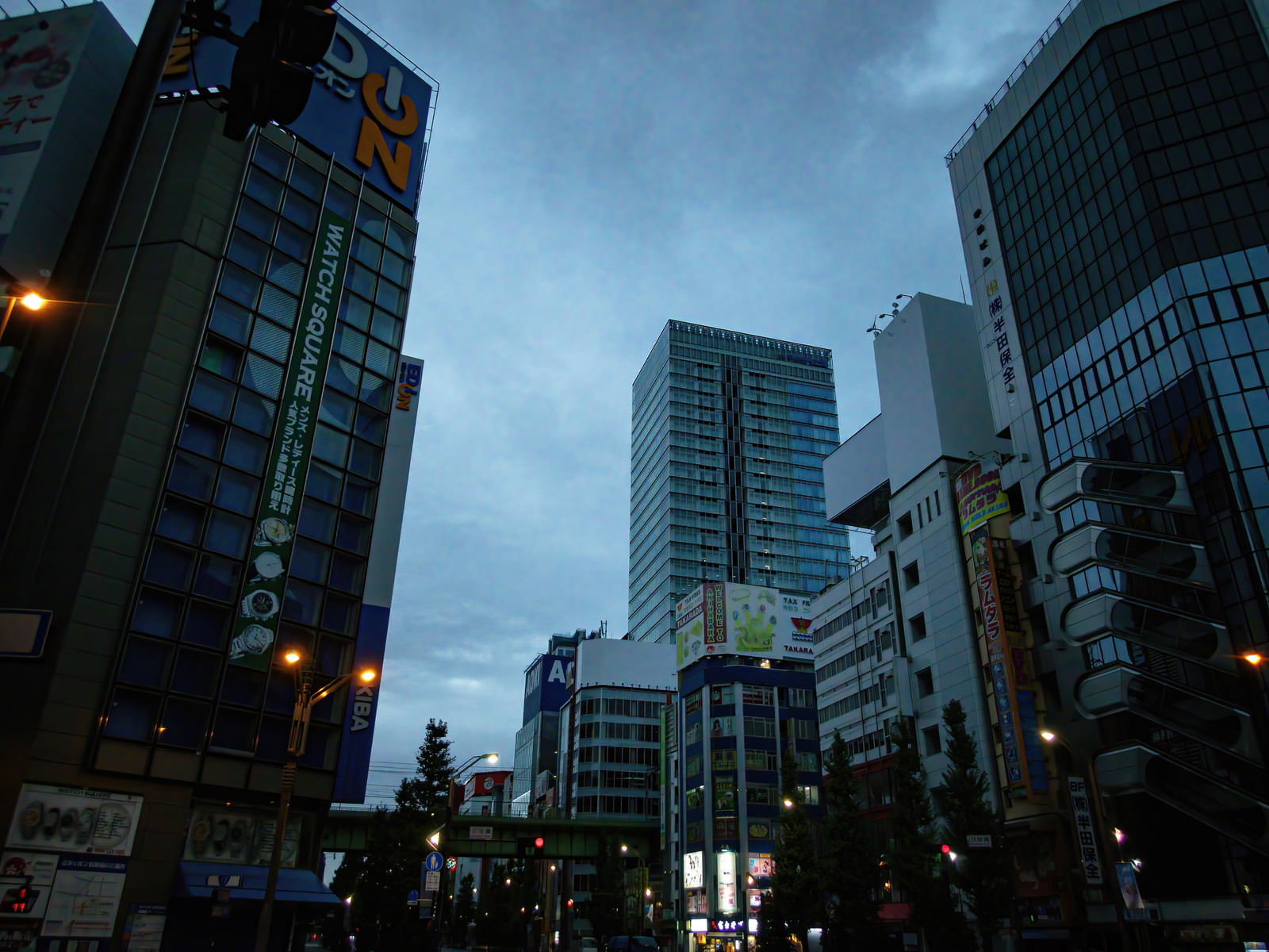 秋葉原の高架橋と複数のビル群が見える夕暮れの街並み