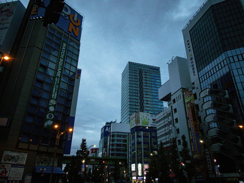 秋葉原の高架橋が見える夕暮れ時のビル群と夜景
