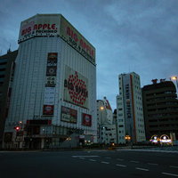 夕暮れの秋葉原の交差点から見上げるビル群の写真