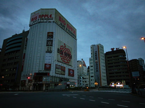 夕暮れの秋葉原の交差点から見上げるビル群