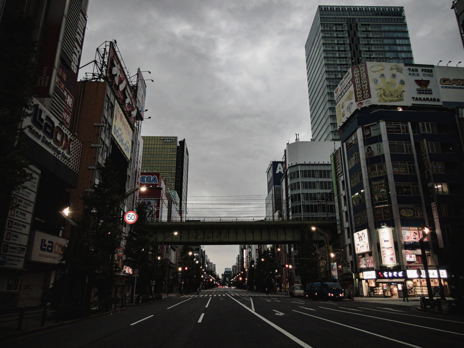 高架橋の下を通る秋葉原の車道とビル群の都市風景