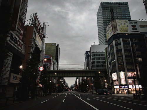 高架橋の下を進む秋葉原の車道とビル群の都市風景