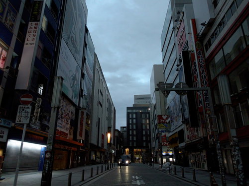 早朝の秋葉原、ビルに囲まれた静寂の路地の歩道風景