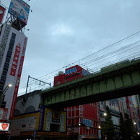 ドラッグストアから伸びる秋葉原の高架橋と車道の写真