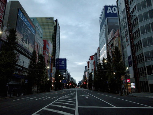 秋葉原の車道に引かれた白い中央線とビル群