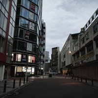 秋葉原の路地裏に建つテナントビルと街並みの写真