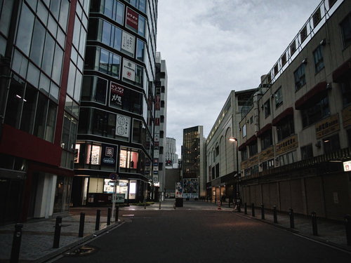 秋葉原の路地裏に建つテナントビルと街並み