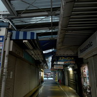 開店前の秋葉原アーケード商店街、閉まったシャッター街の写真