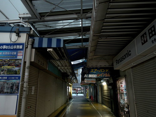 開店前の秋葉原アーケード商店街、閉まったシャッター街