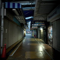 秋葉原のアーケード商店街、開店前に閉まったシャッター街の写真