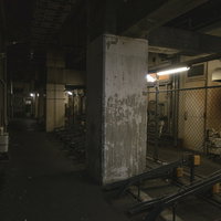 秋葉原の高架下に並ぶ機械式駐輪場の夜間風景の写真