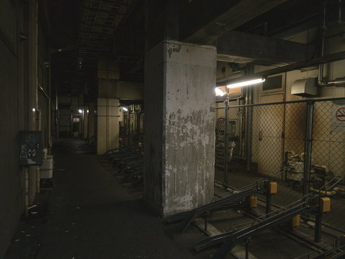 秋葉原の高架下に並ぶ機械式駐輪場の夜間風景