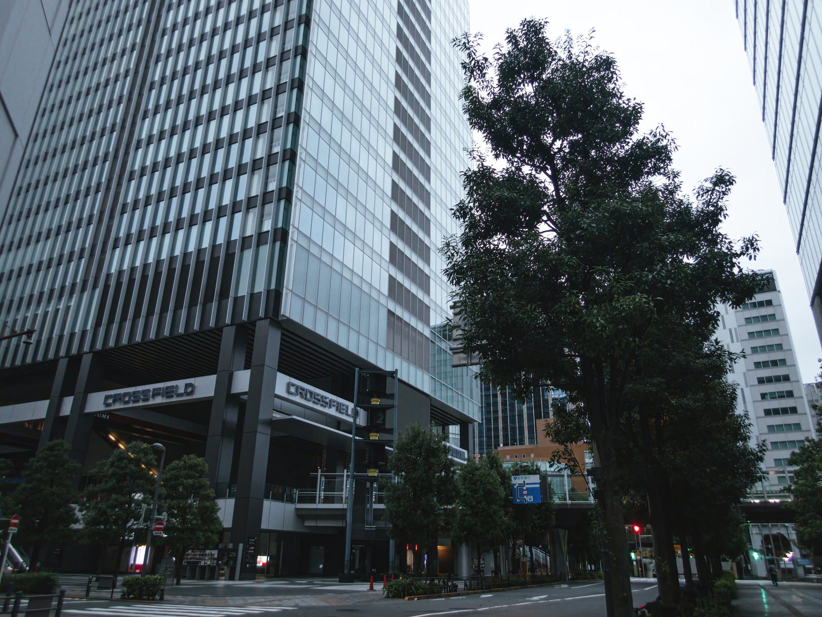 秋葉原の高層ビル群と緑の街路樹が写る都市部の風景
