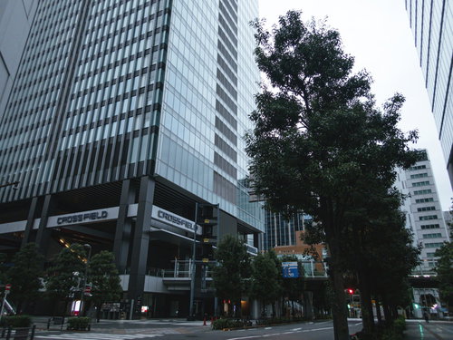 秋葉原に立ち上がる高層ビルと緑の街路樹の都市風景
