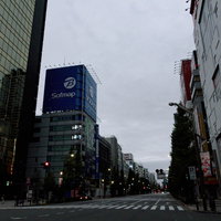 秋葉原の高層ビルと横断歩道のある車道の都市風景の写真