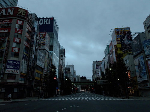 秋葉原の電気街を通る車道から高架橋へ向かう道路