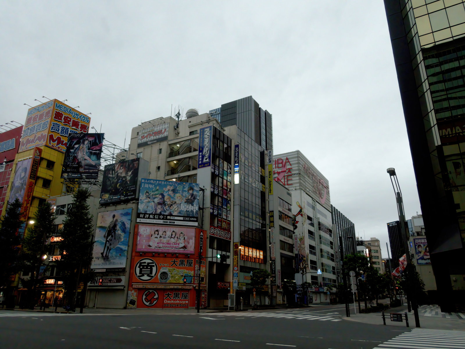 秋葉原の交差点で撮影したビルに設置された多数の広告看板