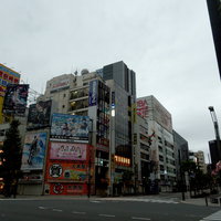 秋葉原の交差点に立ち並ぶビルの広告看板と町並みの写真