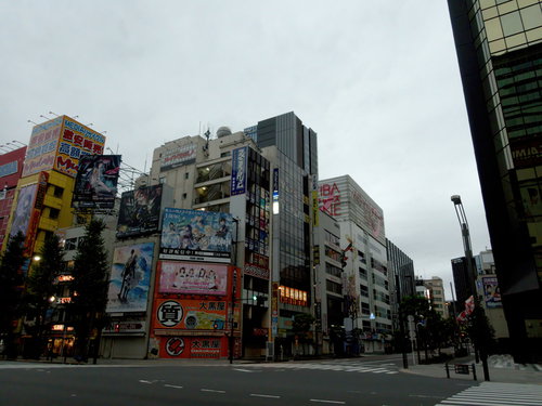 秋葉原の交差点に立ち並ぶビルの広告看板と町並み