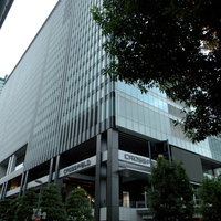 近代的な秋葉原のビル（CROSS FIELD）と街路樹の写真