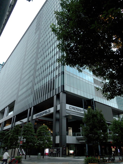 近代的な秋葉原のビル（CROSS FIELD）と街路樹