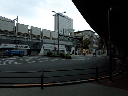 秋葉原のロータリーと周辺の高層ビル街の交通拠点
