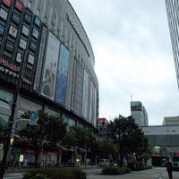 昼間の秋葉原にそびえるヨドバシアキバマルチメディアの写真