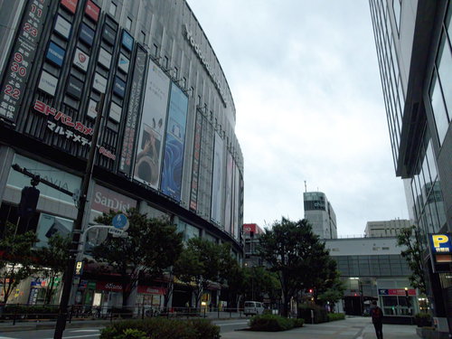 昼間の秋葉原にそびえるヨドバシアキバマルチメディア