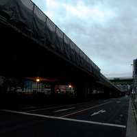 秋葉原を走る首都高速と下の車道、商業ビルの写真