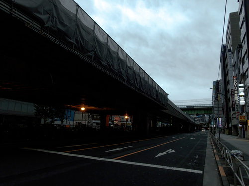 秋葉原を走る首都高速と下の車道、商業ビル