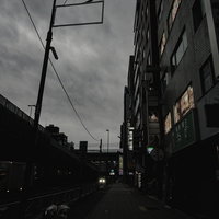 秋葉原の曇り空と薄暗い歩道に立ち並ぶビル街並みの写真