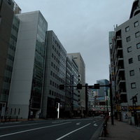 秋葉原の車道を挟んで聳えるビル群と都市風景の写真