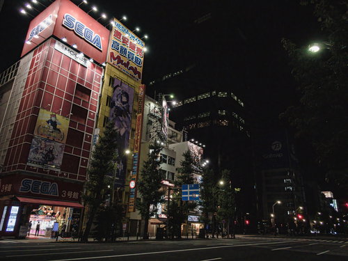 秋葉原の繁華街で夜間にライトアップされたテナントビルと看板