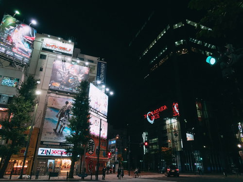 秋葉原のビルのガラス窓に映り込んだ電飾看板とライトアップ