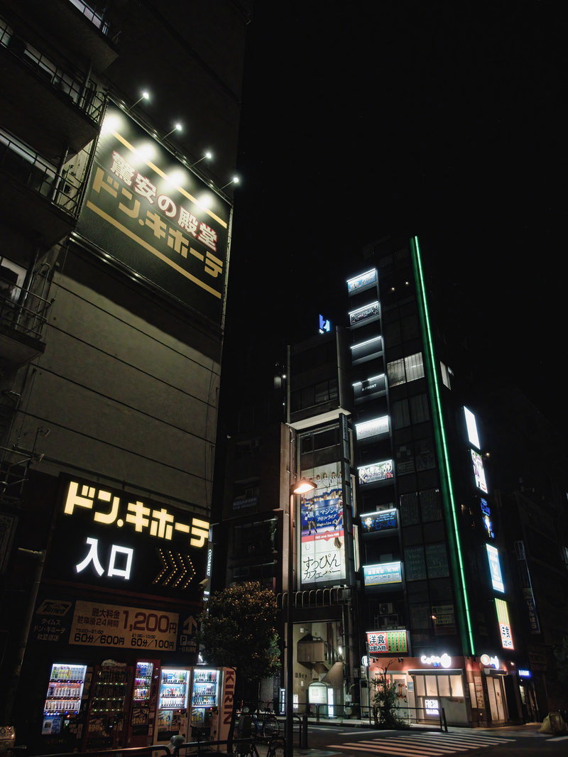 夜の秋葉原で照明に照らされたドン・キホーテの看板とビル群