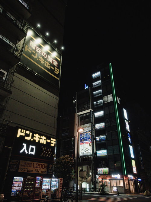 照明で照らされたドン・キホーテの看板と秋葉原の夜景