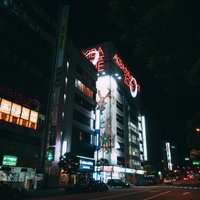 ライトアップされた秋葉原のテナントビル看板の写真