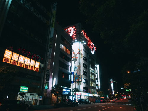 ライトアップされた秋葉原のテナントビル看板
