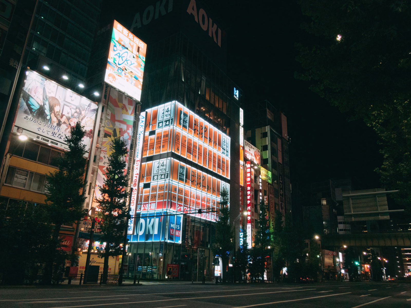 秋葉原の快活クラブビルと電光看板（夜）