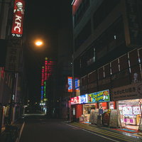 夜も営業中の秋葉原のゲームセンターのビルの写真