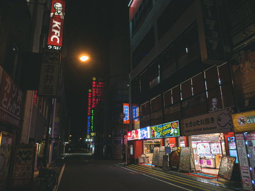 夜も営業中の秋葉原のゲームセンターのビル