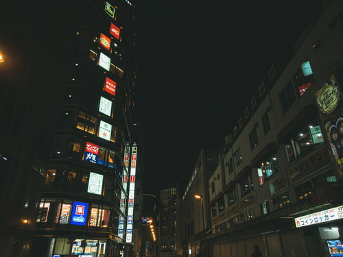 暗闇に浮かぶ秋葉原の袖看板と電飾看板の夜景