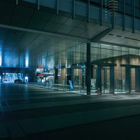 秋葉原の近代的なガラス張りエントランスの夜景の写真