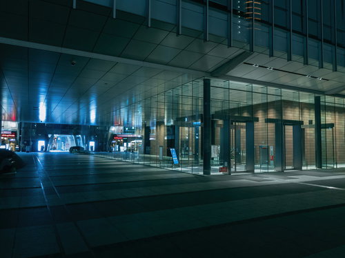 秋葉原の近代的なガラス張りエントランスの夜景