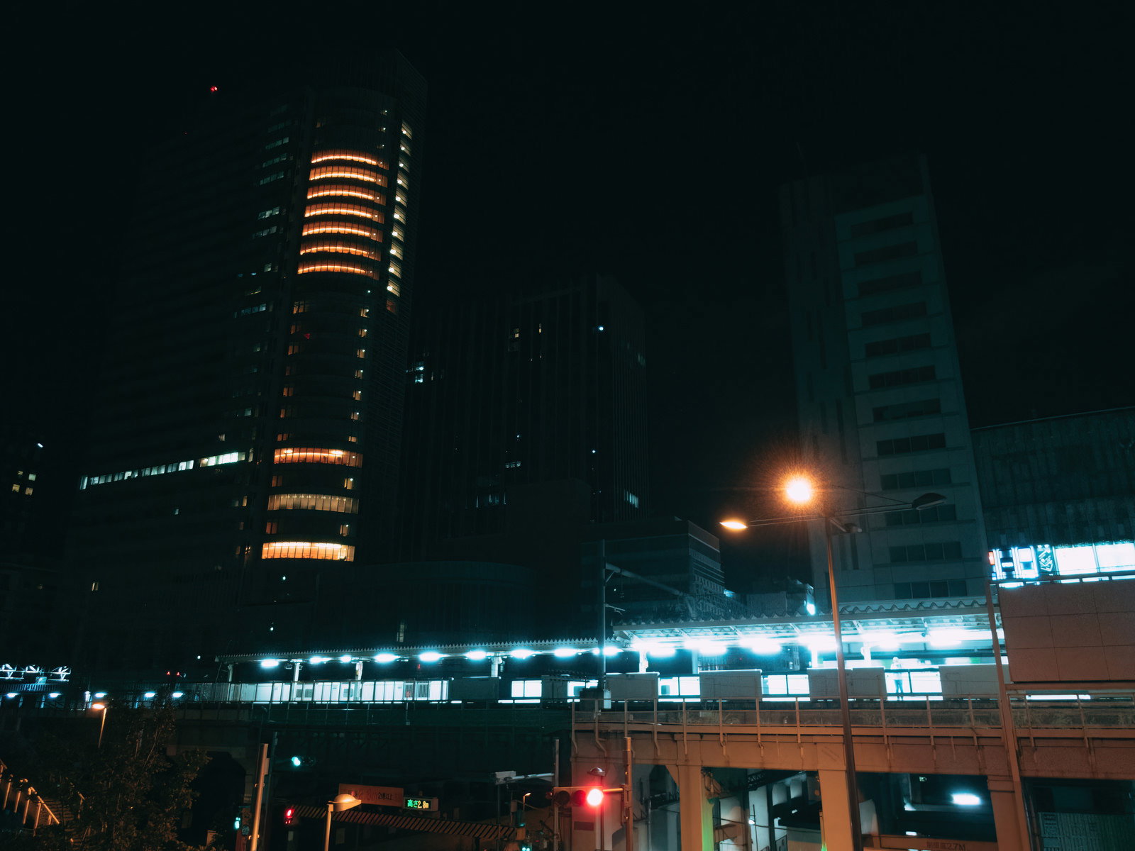 深夜の秋葉原駅ホームから見える高層ビルの夜景