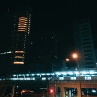深夜の秋葉原駅ホームから見える高層ビルの夜景の写真