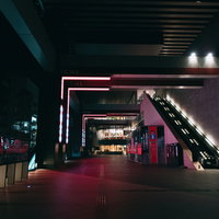 深夜の秋葉原AKIBA ICHIの近代的な通路とエスカレーターの写真